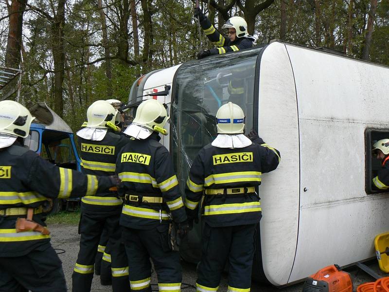 Cvičení simulující nehodu autobusu převážejícího vězně