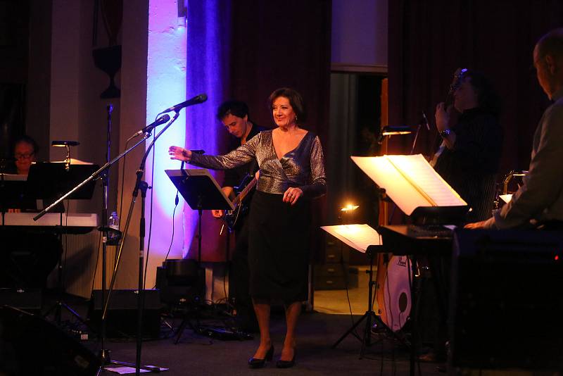 Z koncertu zpěvačky Marie Rottrové v lázeňském kongresovém centru v Poděbradech.
