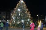 Vánoční strom na nymburském náměstí Přemyslovců svítí.