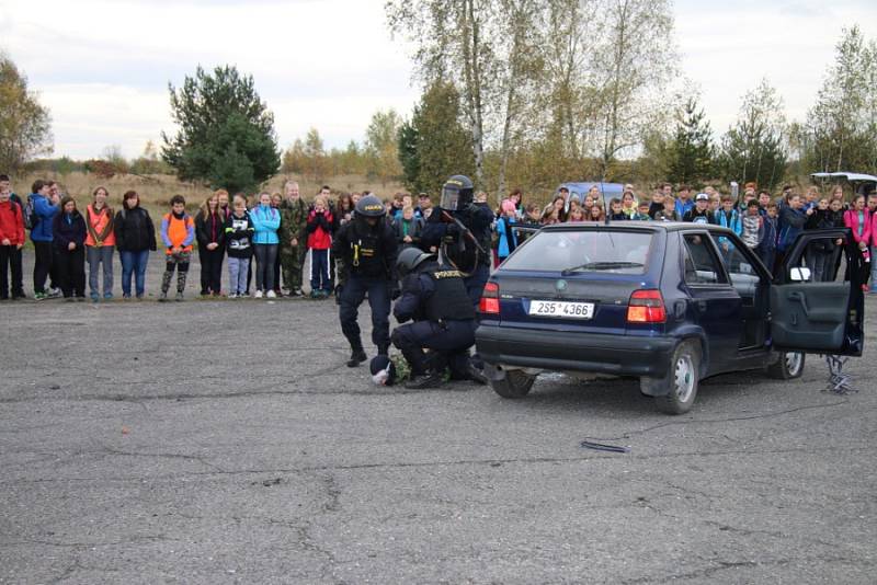 Na branném dnu v bývalém vojenském prostoru u Milovic se představili policisté, hasiči i záchranka. 