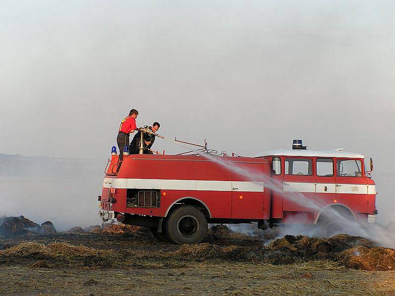Požár stohu v Pátku v srpnu 2008 hasili tři dny.