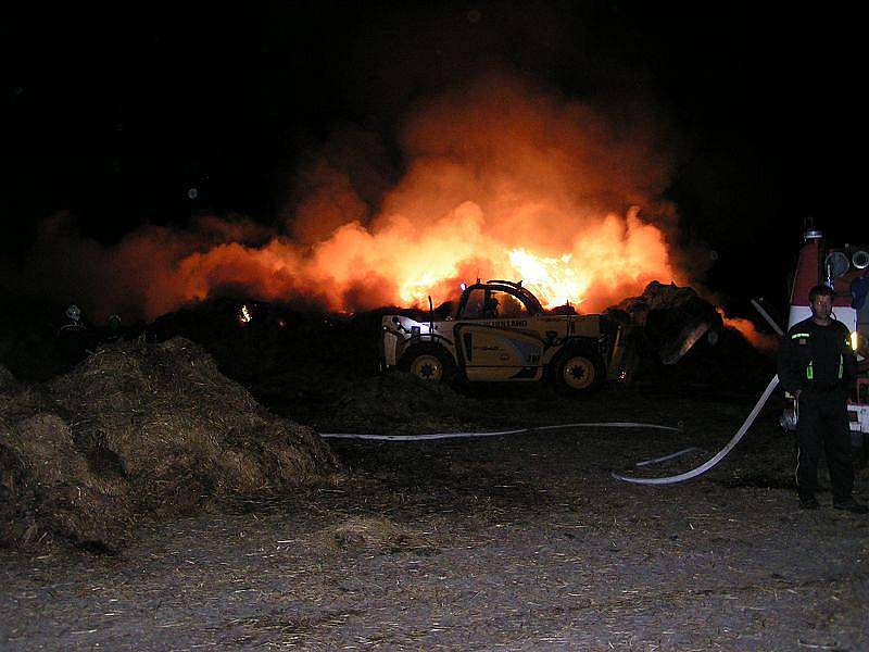 Požár stohu v Pátku v srpnu 2008 hasili tři dny.