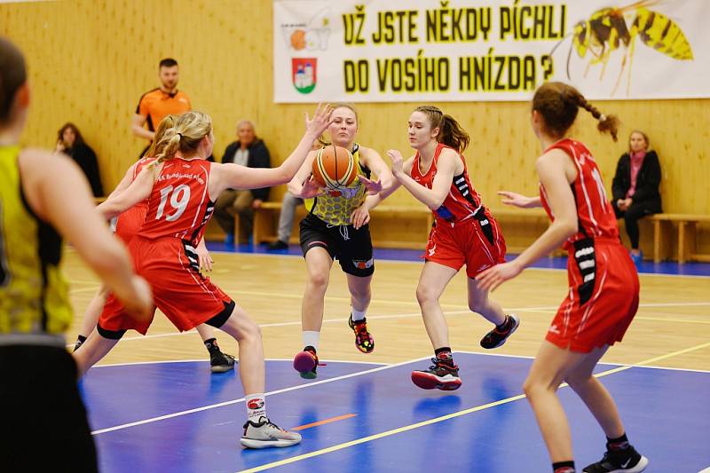 Z basketbalového utkání celostátní ligy juniorek Sadská - Brandýs nad Labem (65:60)