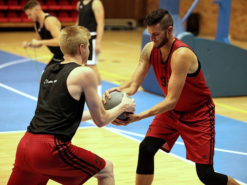 Z prvního tréninku nymburských basketbalistů v sezoně 2019/2020.