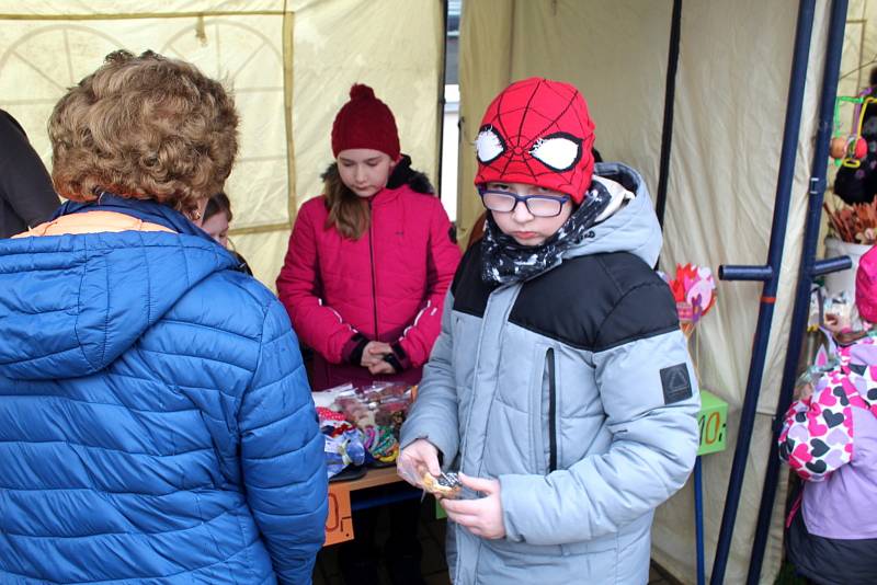 I letos sídlištní velikonoční jarmark před Základní školou Letců R.A.F. přilákal zájemce nejen ze sídliště.