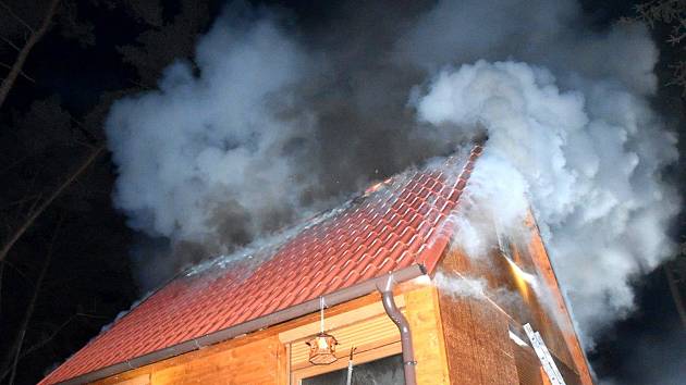 Požár chaty v Kersku.