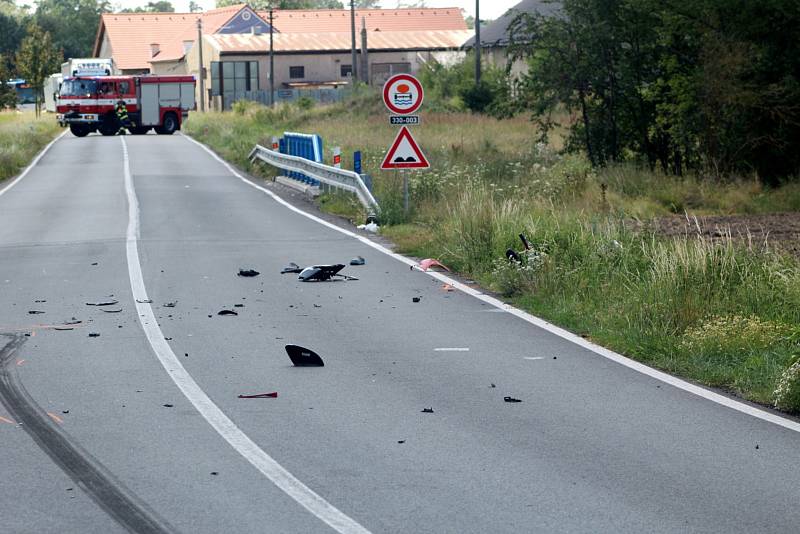 Nedaleko samoty zvané Na Ladech nezvládl osmašedesátiletý muž jedoucí na skútru od Nymburka mírnou pravotočivou zatáčku. Vyjel do protisměru, kde narazil do osobního vozu, který následně přeletěl a dopadl na komunikaci.