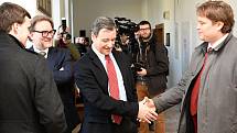 Závěrečné řeči začaly v úterý u Krajského soudu v Praze v kauze údajných korupčních manipulací se zakázkami Středočeského kraje, kde mezi 11 obžalovanými nejviditelněji vyčnívá někdejší hejtman David Rath.