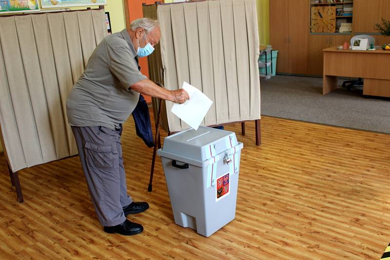 Z hlasování v Nymburce.