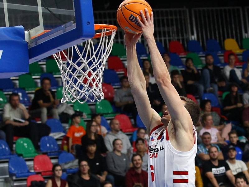 Z basketbalového utkání Ligy mistrů Nymburk - Tenerife (68:78)