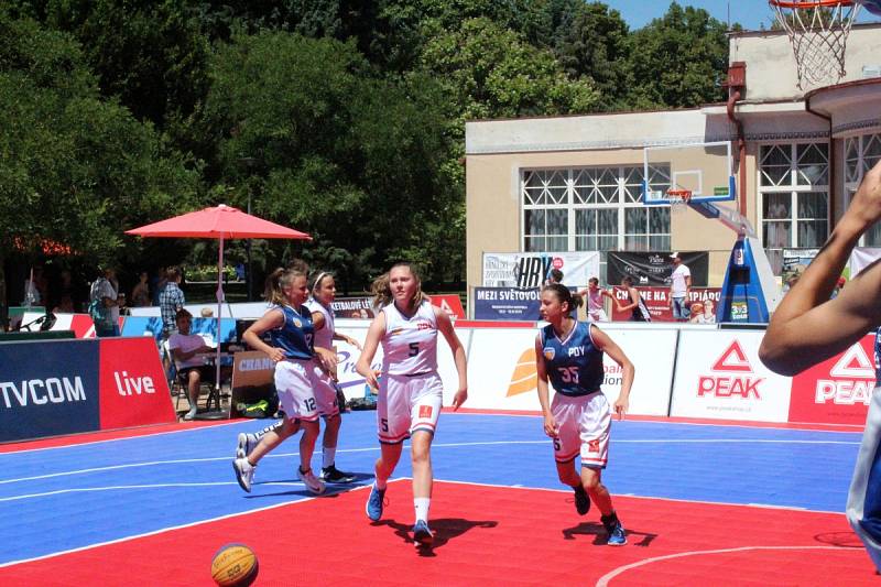 Mezinárodní turnaj v basketu tři na tři se hrál na poděbradské kolonádě.