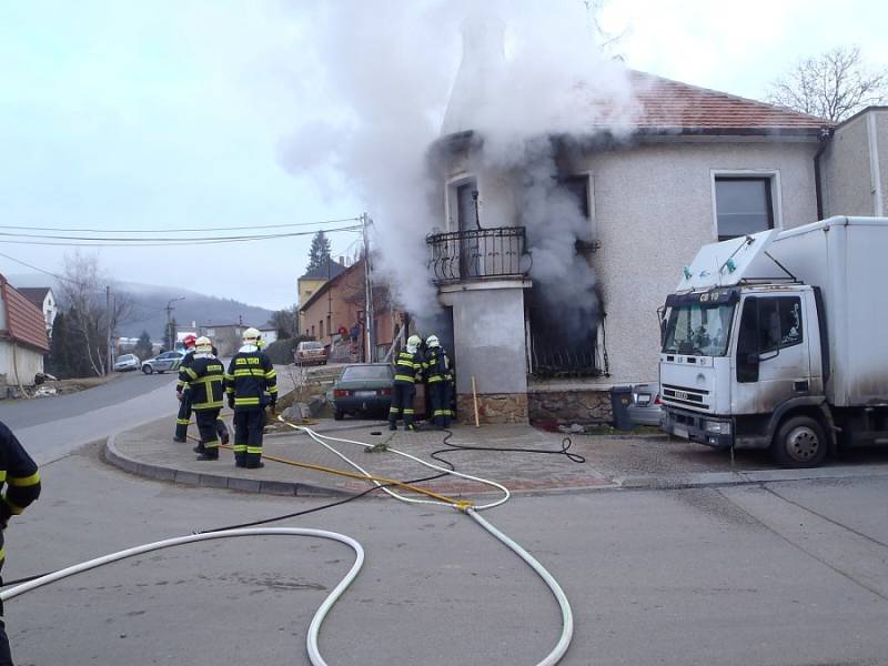 Požár domu v Loděnici.
