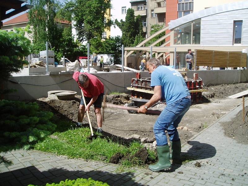 Luxor, poskytovatel sociálních služeb Poděbrady, otevřel pro své klienty nové posezení na zahradě.