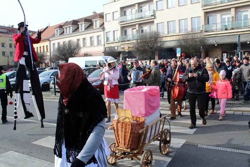 Masopustu se účastnily stovky lidí včetně řady masek.