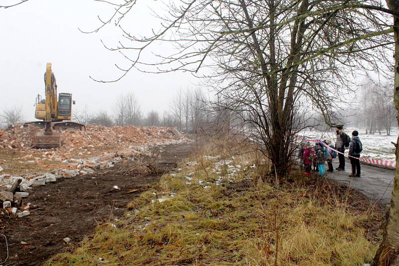 Demolice poslední ruiny armádního objektu v sousedství nejstarší části rezervace divokých koní v Milovicích.