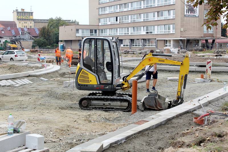 Stavební práce na druhém kruhovém objezdu u budovy ředitelství Policie ČR v Nymburce.