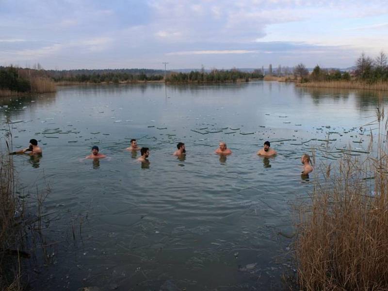 Novoroční ponor s rozbíjením ledu.