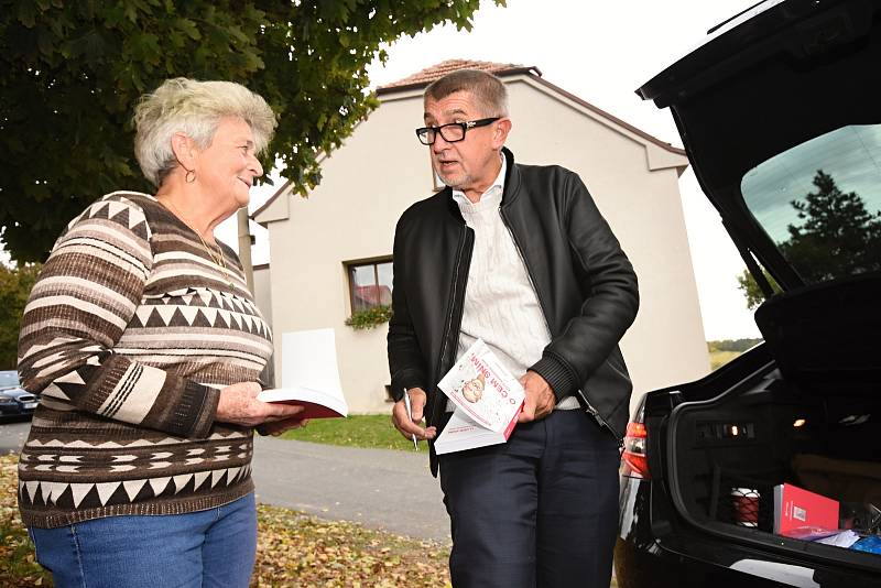 Středeční výlet Deník busem s deseti lídry středočeských politických stran, adepty do parlamentu, z Prahy až na Rakovnicko.