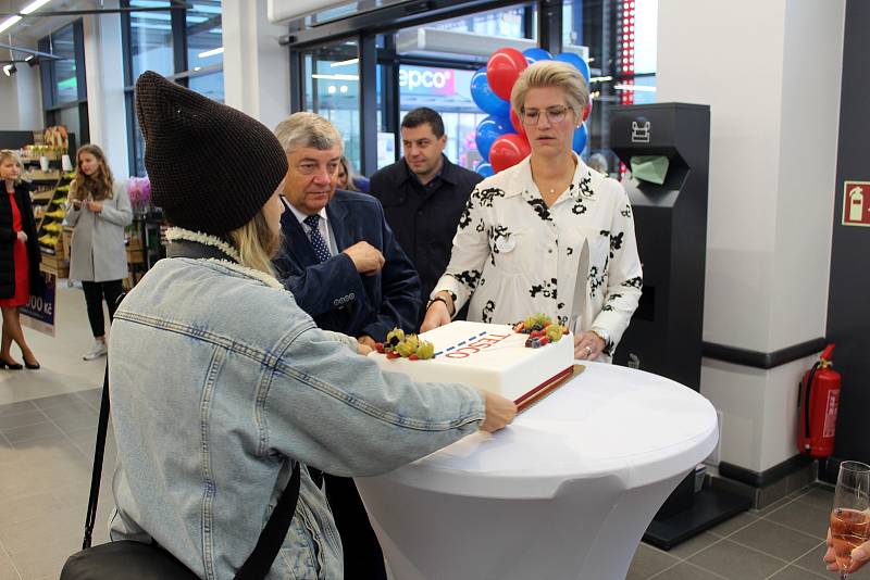 Otevření hypermarketu Tesco v Obchodní ulici v Lysé nad Labem, které se odehrálo ve čtvrtek v osm hodin ráno.