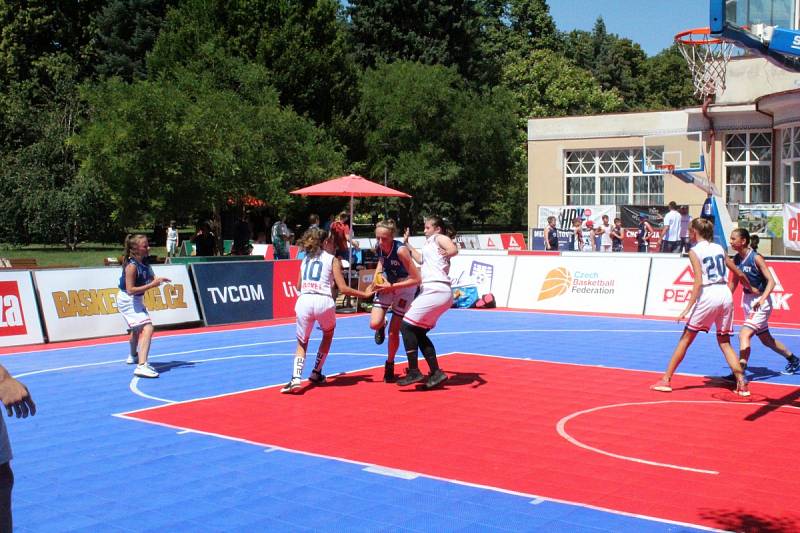 Mezinárodní turnaj v basketu tři na tři se hrál na poděbradské kolonádě.