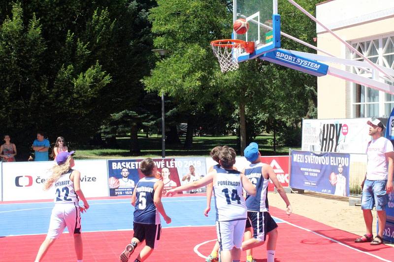 Mezinárodní turnaj v basketu tři na tři se hrál na poděbradské kolonádě.