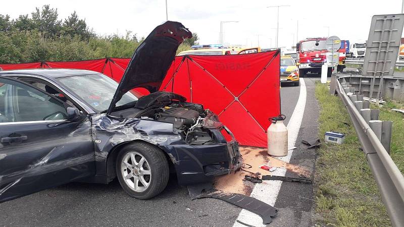 Vážná nehoda, za níž zřejmě stály zdravotní komplikace 68letého řidiče, zkomplikovala čtvrt hodiny po úterním poledni dopravu na dálnici D1 nedaleko Prahy.