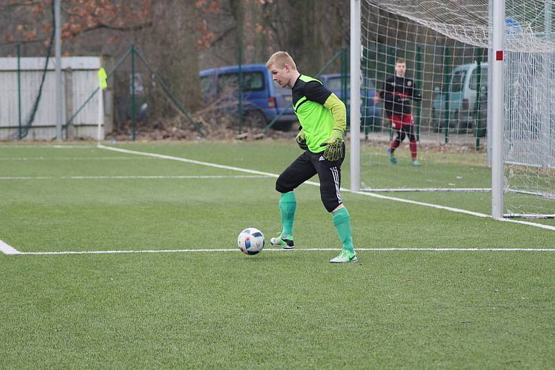 Fotbalisté Bohemie Poděbrady (v rudomodrém) Poděbrad vyhráli v dalším přípravném utkání nad Rejšicemi 1:0.