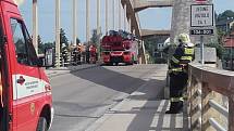 Netradiční zásah zaznamenali v neděli hasiči na Praze-západ. Přivoláni byli do Štěchovic; kvůli záchraně člověka na mostě přes Vltavu.