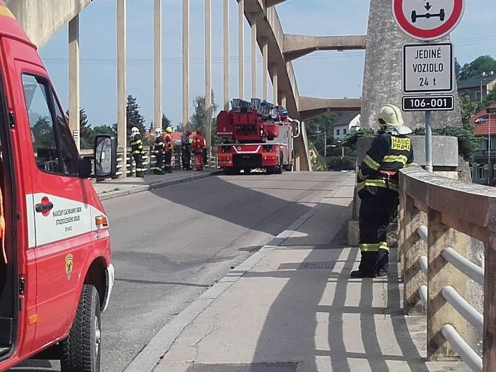 Netradiční zásah zaznamenali v neděli hasiči na Praze-západ. Přivoláni byli do Štěchovic; kvůli záchraně člověka na mostě přes Vltavu.