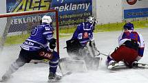 Nymburk (v bílém) senzačně doma v derby přehrál první Kolín 4:3. 