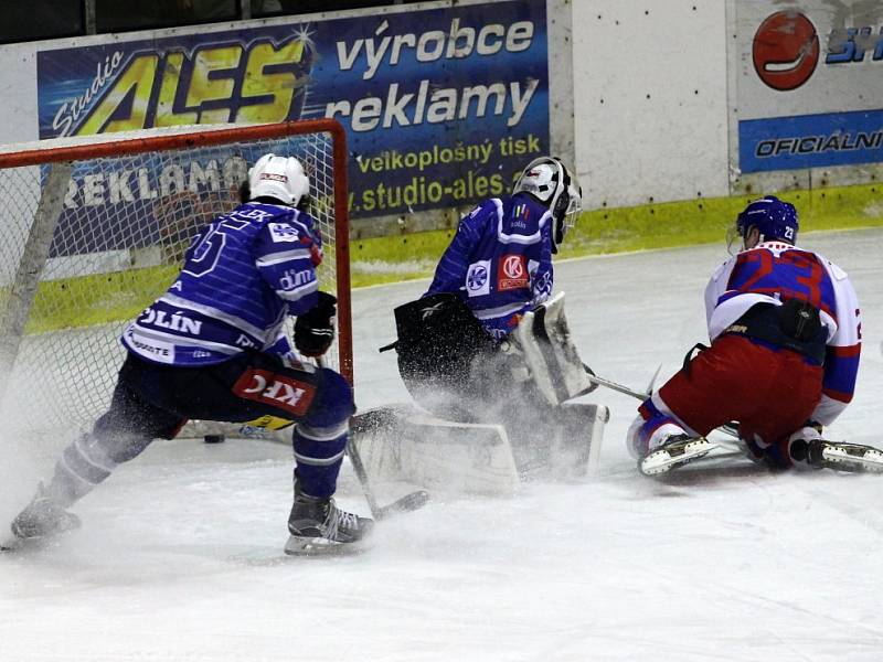 Nymburk (v bílém) senzačně doma v derby přehrál první Kolín 4:3. 