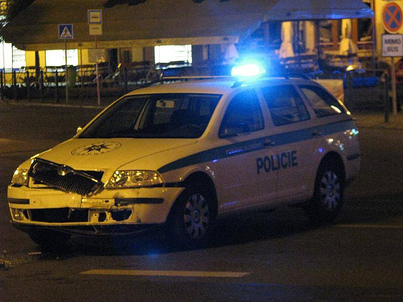 Policisté se před půlnocí srazili s taxíkem na nymburském náměstí