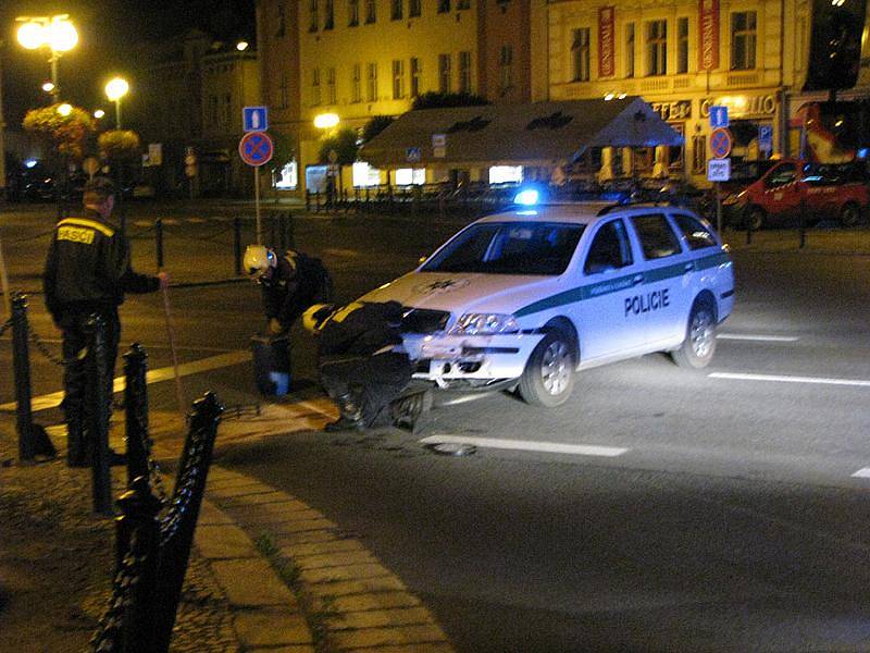 Policisté se před půlnocí srazili s taxíkem na nymburském náměstí