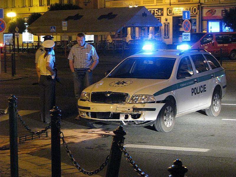 Policisté se před půlnocí srazili s taxíkem na nymburském náměstí