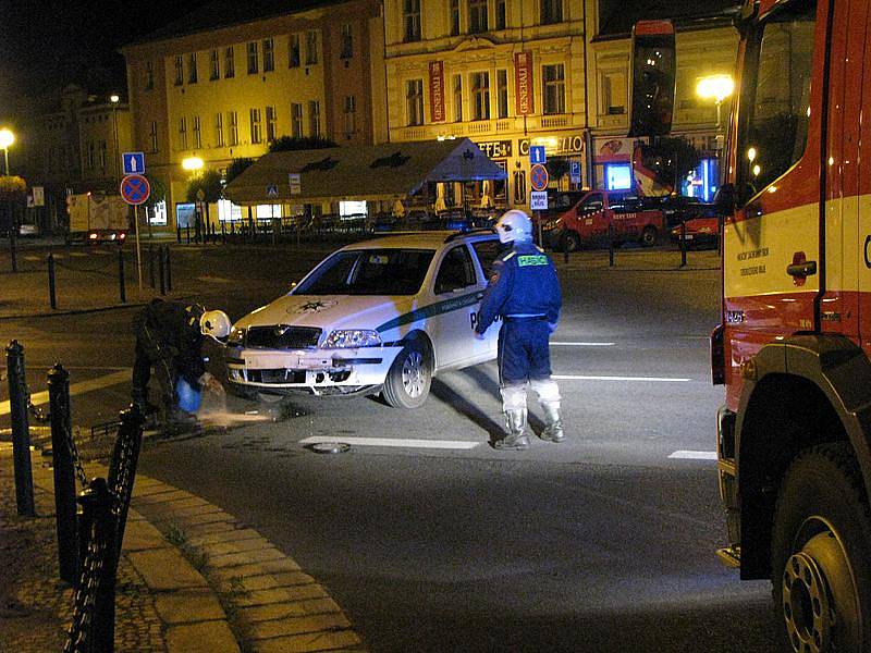 Policisté se před půlnocí srazili s taxíkem na nymburském náměstí