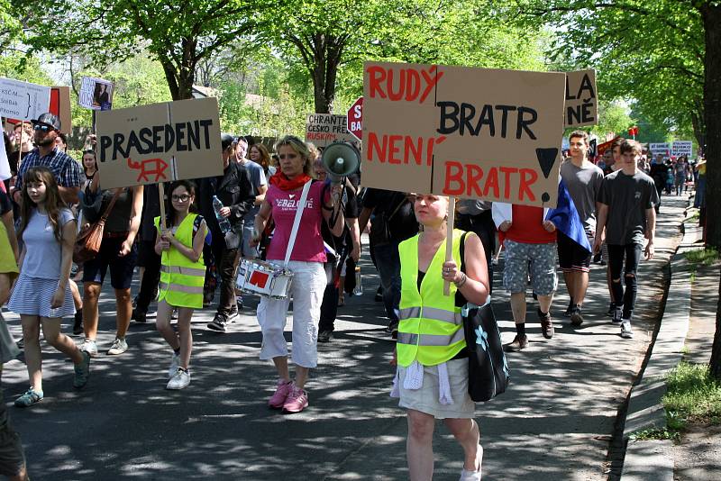 Protesty v Nymburce při jednání sjezdu komunistů a maškarní průvod.