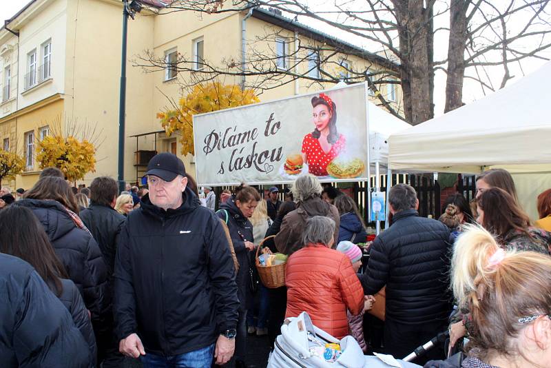 Komunitní akce se spojila s otevřením gymnázia a výročím Sametové revoluce.