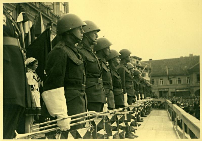 Den brannosti v Nymburce, nástup trubačů na náměstí. Je únor 1939.