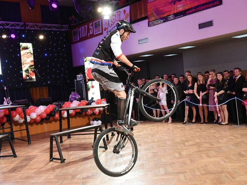 Studenti hned dvou tříd P2A a P2B  Střední průmyslové školy a Středního odborného učiliště stavebního  si užili maturitní ples. Foto: Zdeněk Hejduk