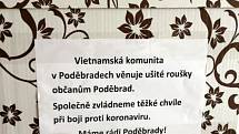 Poděbradští Vietnamci ušili a na radnici předali 500 roušek.