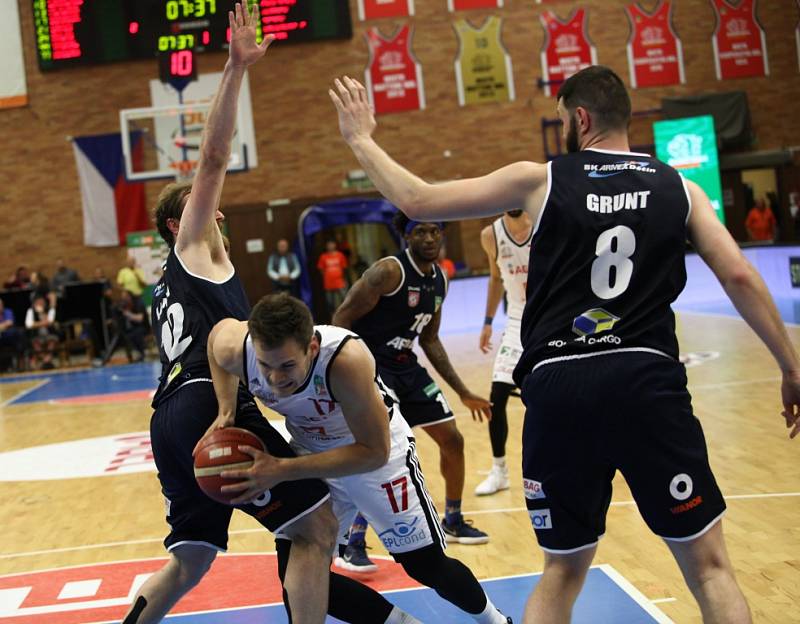 Z třetího finálového utkání basketbalové NBL Nymburk - Děčín (89:60)