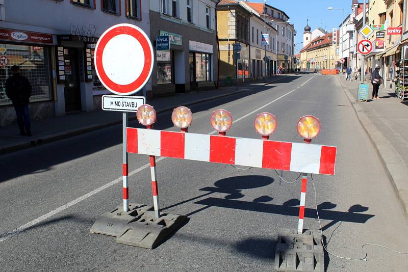 Uzavřena je pro motoristy část Jiřího náměstí v Poděbradech, musí na objížďku.