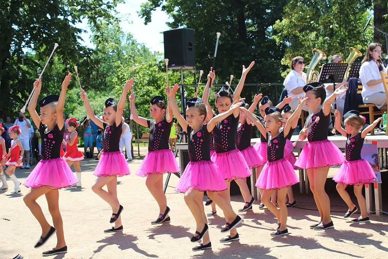 První ročník festivalu dechové hudby s názvem Hudbou k srdcím se konal na poděbradské kolonádě.