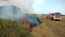 Zásahy drážních hasičů i požáru stavební buňky v Nymburce a hořící suché trávy v Kostomlatech.