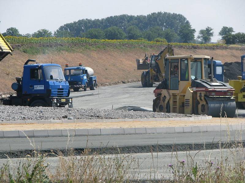 Stavba nymburského obchvatu zatím pokračuje podle plánu