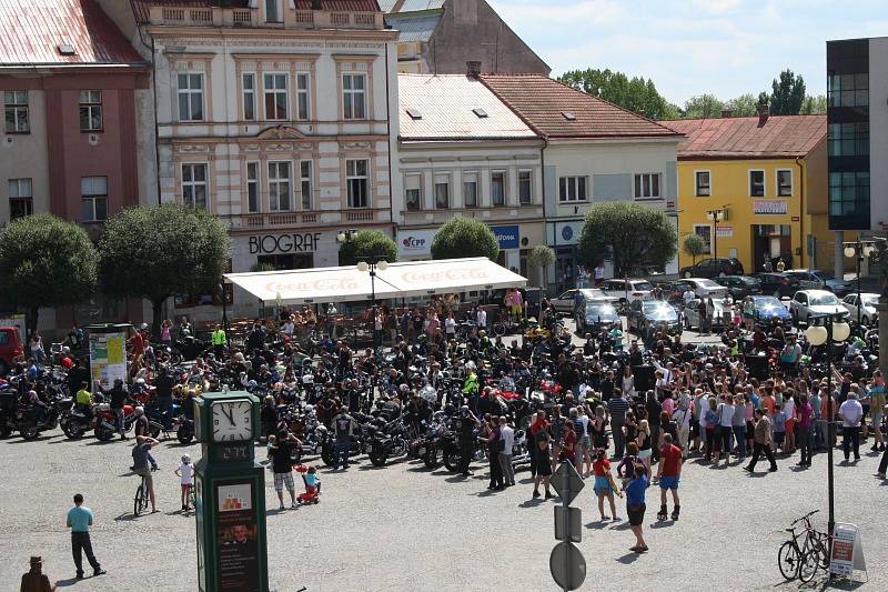 Motorkářská svatba na nymburském náměstí