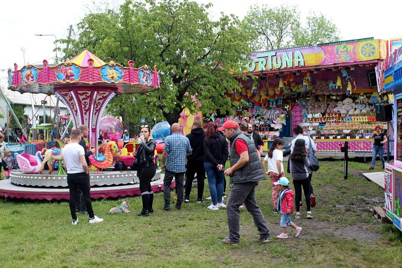 Lunapark nabízí atrakce za nádražím v Poděbradech.