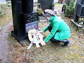 Mluvčí nymburské radnice Olga Vendlová položila věnec u hrobu Ludvíka Vantocha.