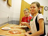 Pečení pizzy a malování zástěr nebo výrobu prostírání si děti užily v úterý.