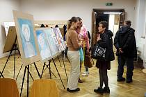 Z vernisáže výstavy výtvarného oboru Základní umělecké školy Otakara Vondrovice v Poděbradech u příležitosti 70. výročí založení vzdělávacího zařízení.